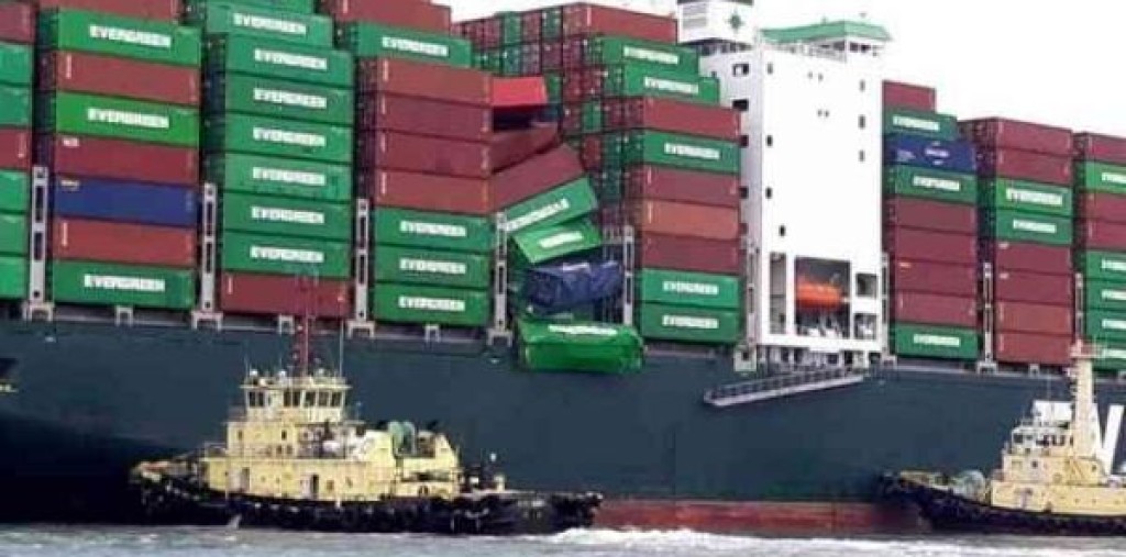 Tàu của hãng vận tải Evergreen bị sự cố sập và rơi mất nhiều container trên biển