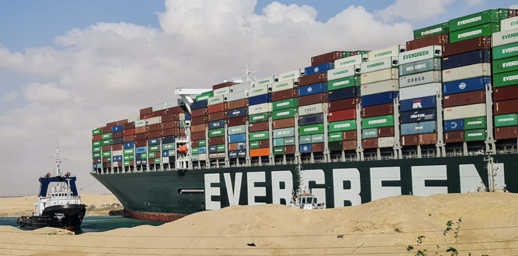 Tàu Ever Given vẫn đang ‘mắc kẹt’ tại kênh đào Suez.