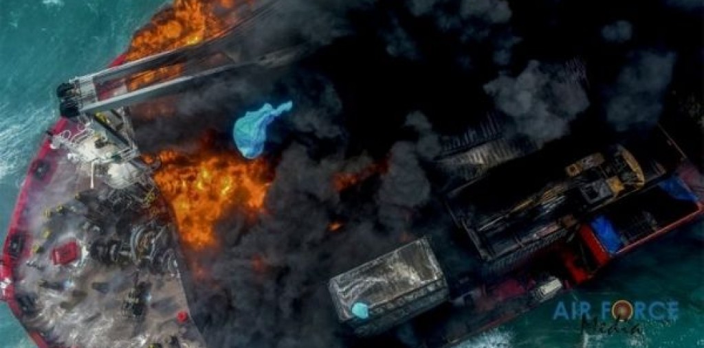 Tàu X-Press Pearl đang cháy có nguy cơ sắp bị chìm