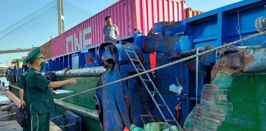 Va chạm giữa tàu vận tải biển với sà lan chở container trên sông Sài Gòn