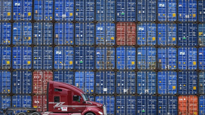 Giá container tăng gấp 5-10 lần. Tàu ngoại hưởng lợi – Doanh nghiệp Logistics việt lao đao