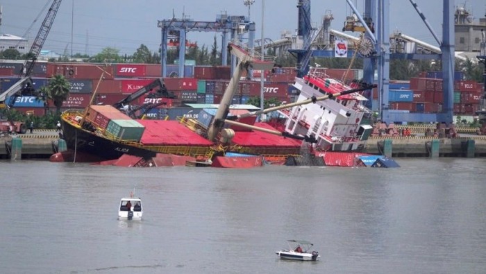 Tàu hàng ALICA ULAANBAATAR số hiệu JVRN7 bị lật nghiêng khiến 18 container rơi xuống sông Soài Rạp