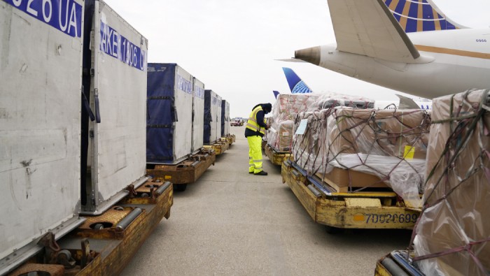 Các hãng hàng không thực hiện các chuyến bay thiết bị y tế cứu sinh đến Ấn Độ