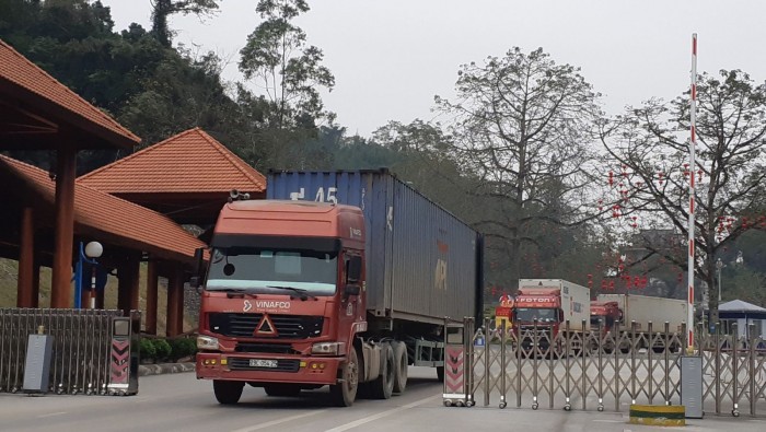 Trung Quốc ngưng nhập trái cây Việt trong khi đưa đều đặn 400 xe/ngày sang Việt Nam