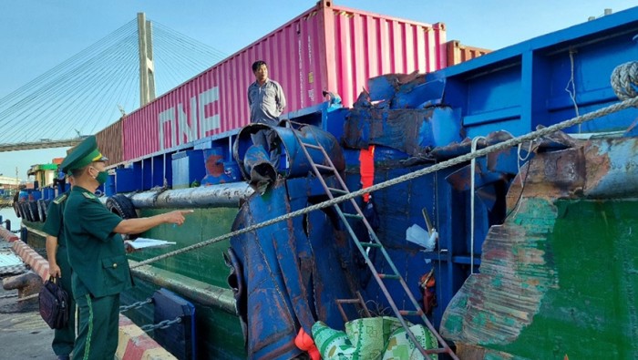 Va chạm giữa tàu vận tải biển với sà lan chở container trên sông Sài Gòn